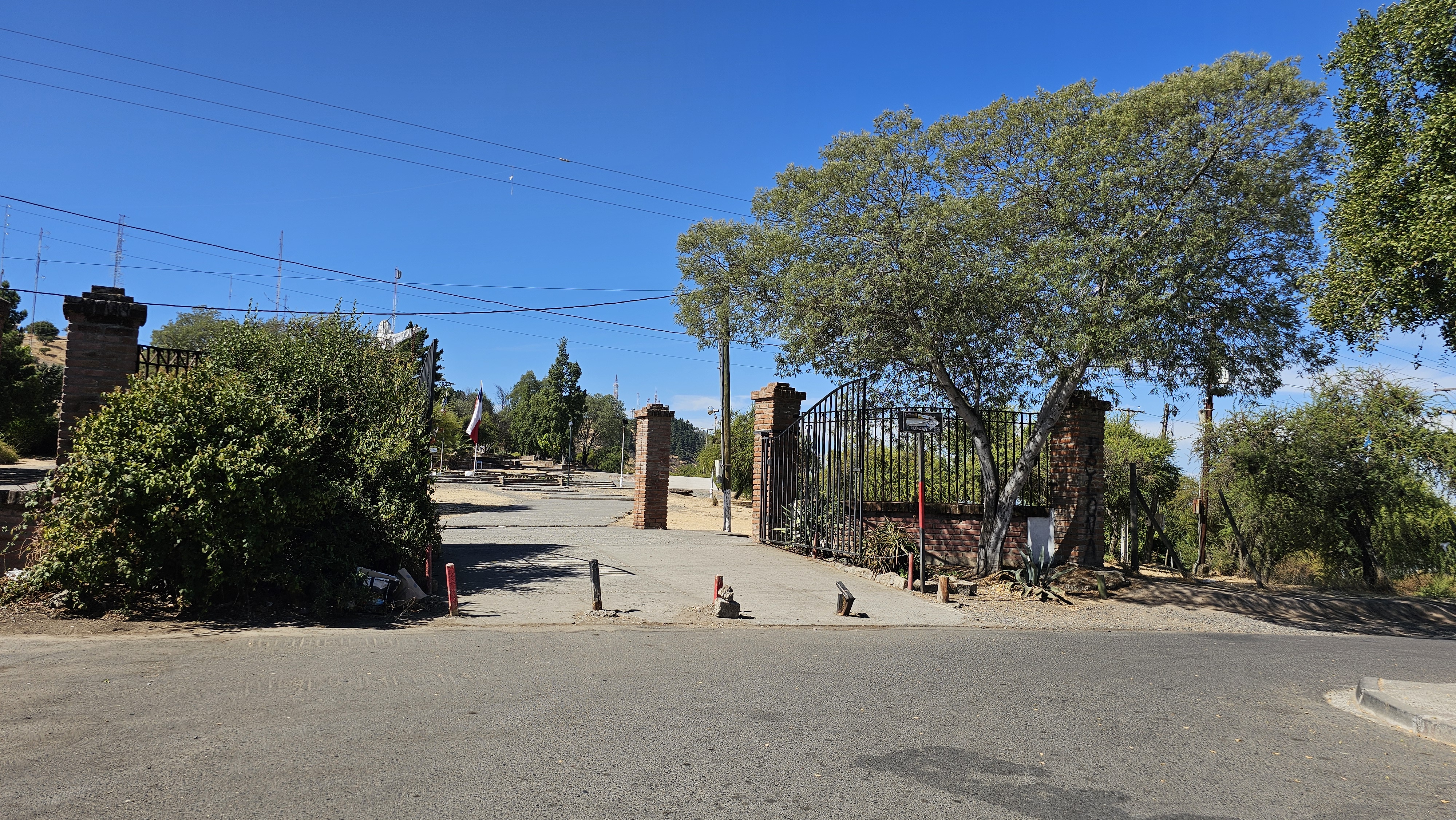 Fotografía de un ingreso alternativo del mirador con árboles en el costado